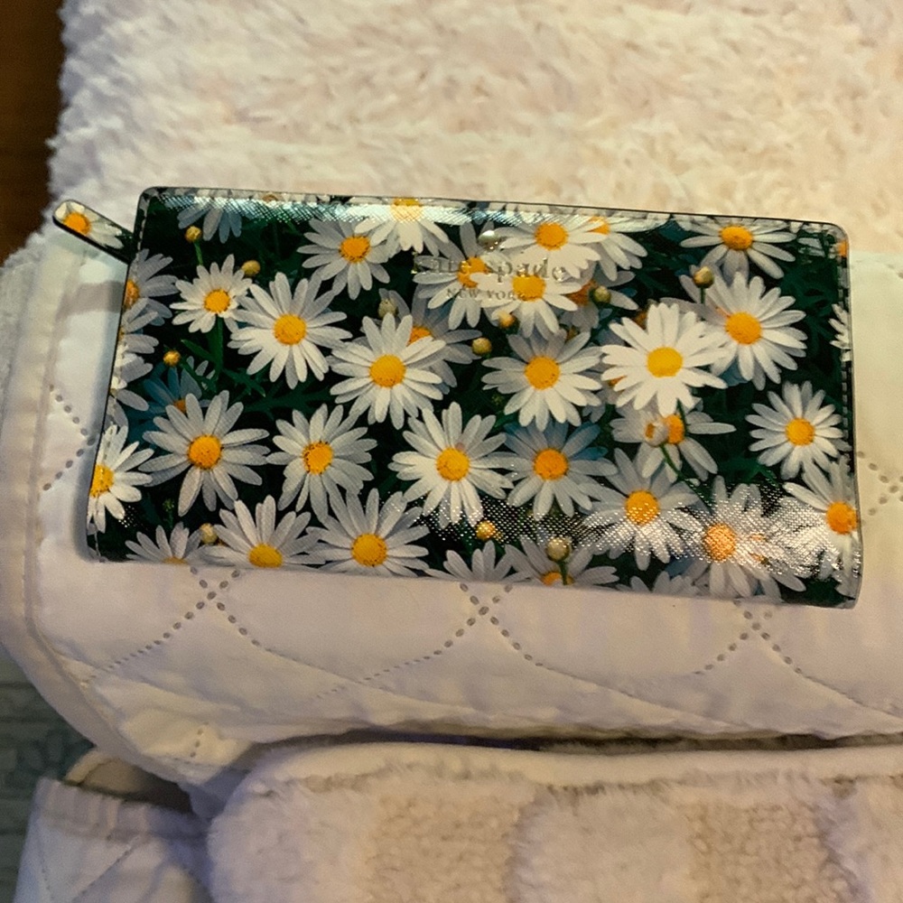 Kate Spade Daisy Wallet New Condition